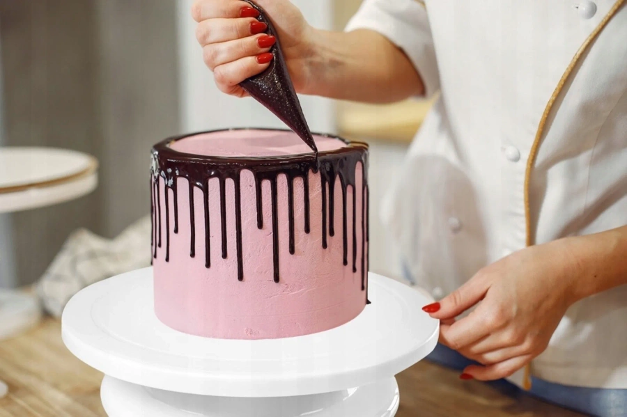 Patera Obrotowa do Dekorowania Tortów 28 cm. Stabilny Talerz / Stojak na Ciasto. Biała.