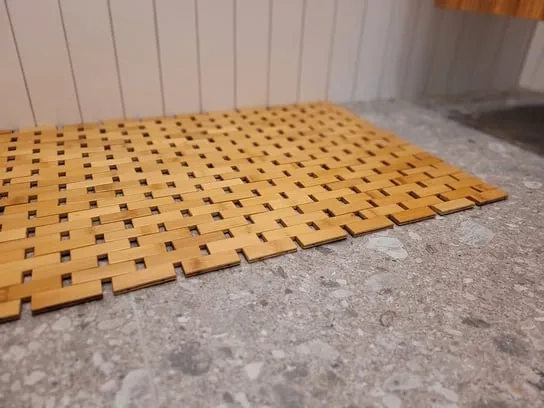 Antypoślizgowy chodnik łazienkowy z bambusa 80 x 50 cm